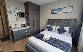 Favorite Staycation By Janice - Modern Comfort Near Airport
